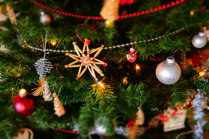 Photo of a Christmas tree decorated with ornaments.