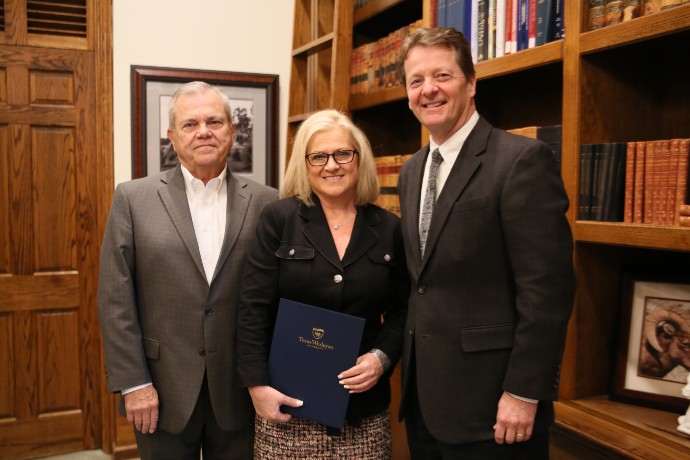 Photo of Debra Hall Mosley giving gift to Texas Wesleyan to announce new endowed scholarship.