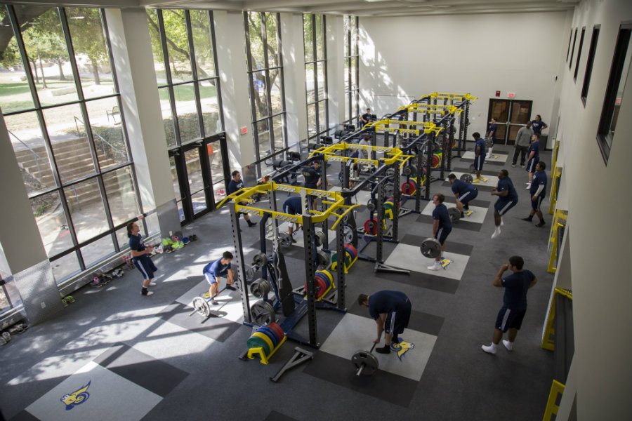 Texas Wesleyan football players use new athletic weight room