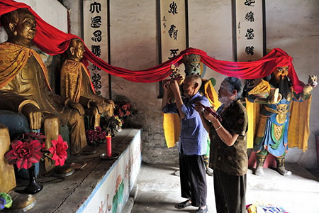 Religionization of Chairman Mao altar