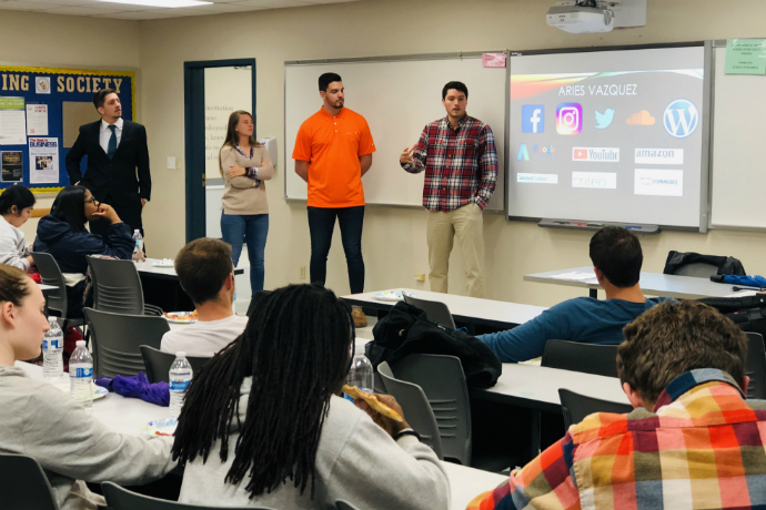 Student interns share their experience during the Fall 2018 joint Accounting Society and Finance Club meeting.